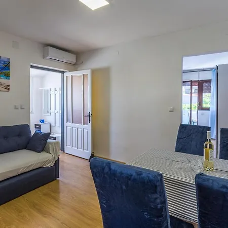 アパート 1 Bedroom Stunning In プーラ